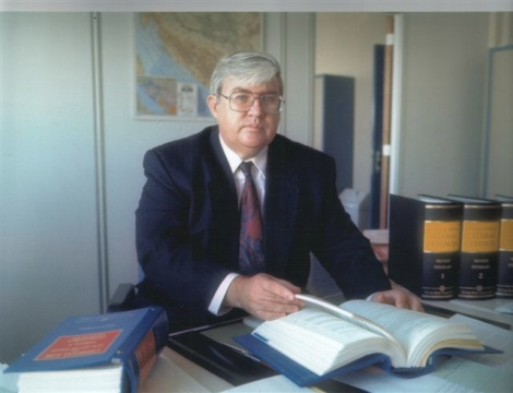 1994 - Graham Blewitt at his desk in the ICTY Office of the Prosecutor